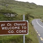 Creedons Traditional Irish Welcome לינה וארוחת בוקר קורק